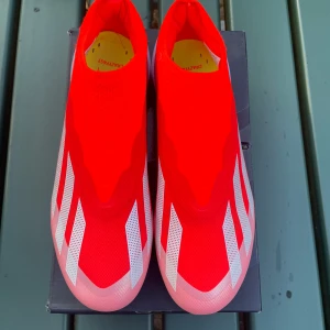 Adidas crazy fast elite fg  - Säljer ett par helt oanvända adidas crazy fast elite köpt från Unisport. Skon är fg men kan användas på ag. Storlek 40. Aldrig använd.