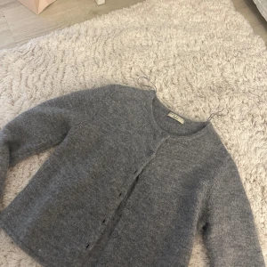 Grå kofta från Gina Tricot - Grå stickad kofta från Gina Tricot. Som aldrig används. Derför jag säljer den, den är varm och skön🥰har den i storlek S💗