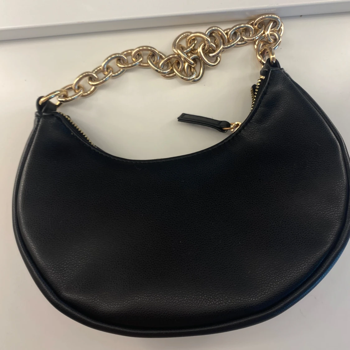 Svart axelväska med guldkedja - 1