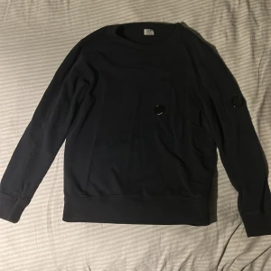 cp company tröja. - säljer min cp company tröja i strlk S. skicket är i väldigt bra skick och väl använd med inga tecken på använding. men när jag tvätta tröjan så ramlade taggen bort(bild 3) går säkert att fixa med lite limm. men säljer den för ett galant pris! tröjan är köpt från nk och cetilogo bevisar det. för mer frågor eller bilder fråga gärna mig i DM!🙂