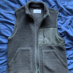 Grön fleeceväst från A Day's March - Grön fleeceväst från A Day's March i storlek XL. Fint skick. 350kr