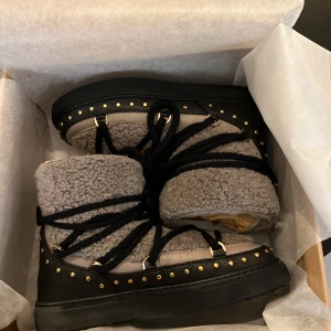 Inuikii Curly Rock Sneakers - Säljer nu mina inuikiis i färgen taupe! Skorna är i bra skick men är använda efter att bilderna togs, köpte dom i vintras men de är använda i januari till mars ungefär 💗 Be om fler bilder o tveka inte att ställa frågor! Pris kan diskuteras (köptes för ca 5000kr)