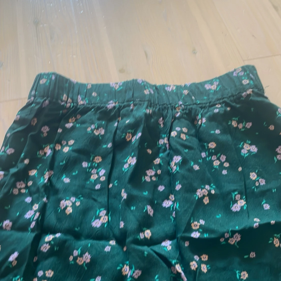 Grön blommig långkjol med resår - 1