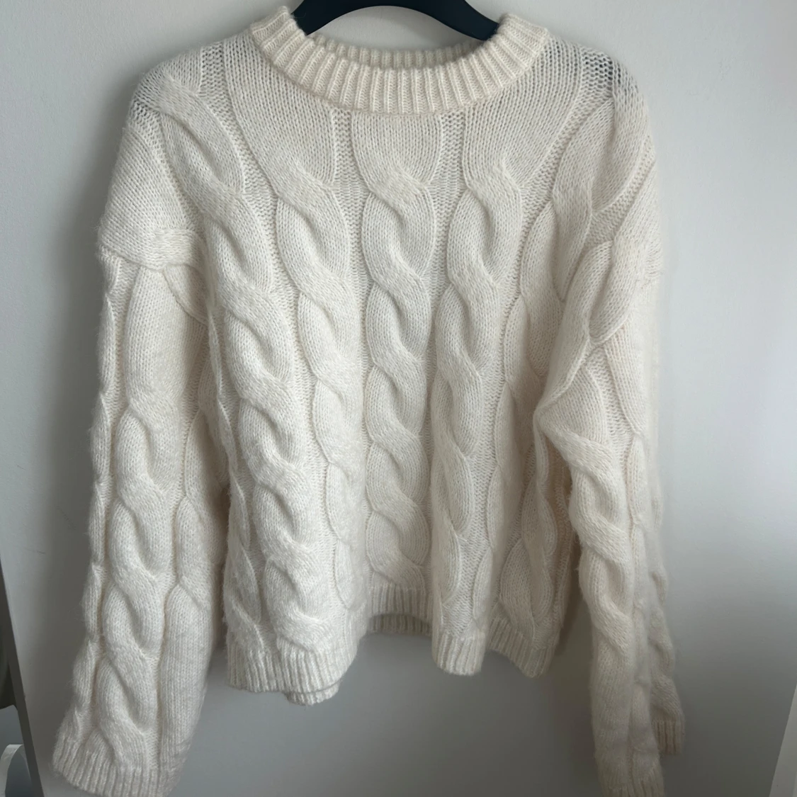 Vit stickad tröja - 2