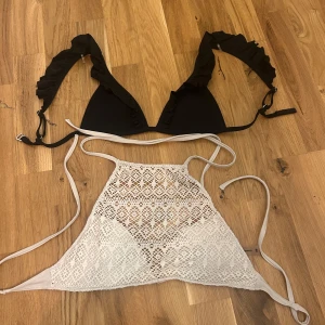 Två bikini överdelar från hm och bikbok - Två bikini överdelar säljes tillsammans, den vita från bikbok storlek xs. Den svarta från hm storlek 34😊