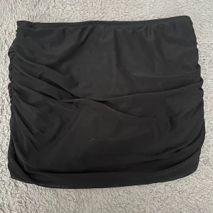 Svart kjol - Bra skick strl S med inbyggda shorts under