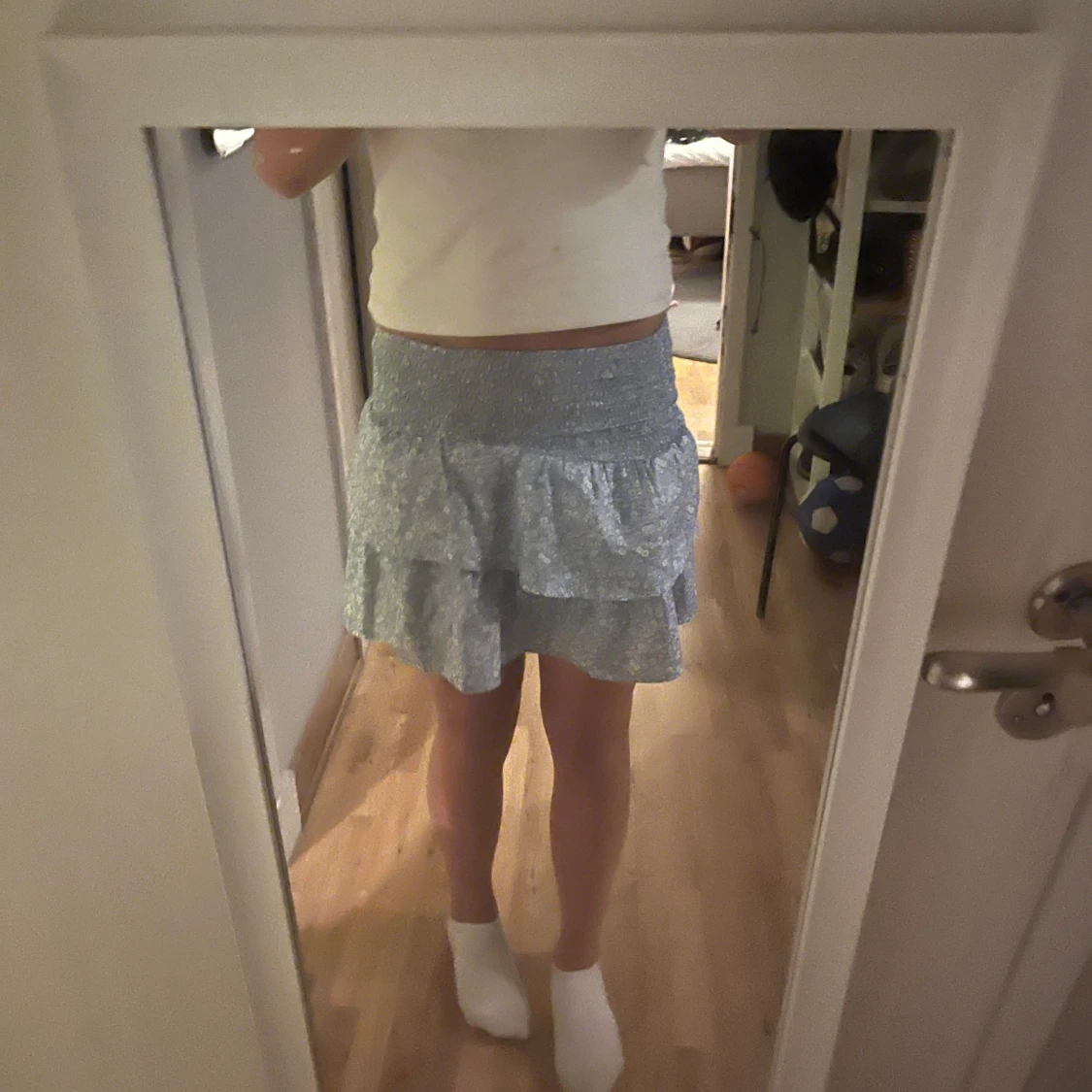 Ljusblå volangkjol med blommigt mönster