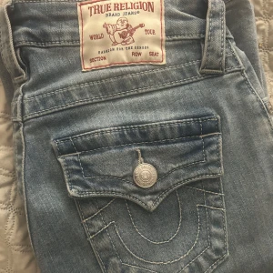 True Religion ljusblå bootcut jeans - Ljusblå true religon jeans Becca, storlek 23, nyskick använda max 5 gånger🩷 säljer för jag vill köpa ett par andra 