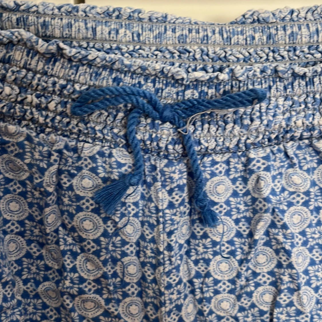 Blåmönstrade byxor med snörning - 1