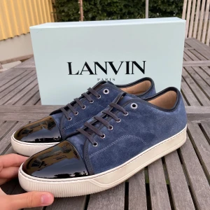 Lanvin skor (nya) - Hej! Säljer nu dessa sjukt snygga Lanvin skor. Skorna är nästan nya, använda en gång! Vi rekommenderar att gå ner en storlek. Har ett begränsat antal boxar och dustbag! Hör gärna av dig vid frågor 