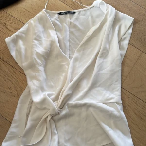 Vit omlottopp från Zara - Vit omlottopp från Zara, använd fåtal gånger 