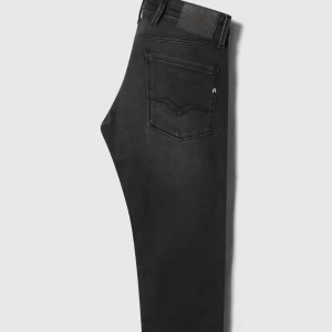 Replay Anbass svarta jeans - Snygga svarta Replay Anbass jeans med klassisk femficksdesign och diskret logga på bakfickan. Jeansen har en slim passform och är tillverkade i stretchig bomullsdenim för extra komfort. Perfekta för dig som gillar en modern och stilren look. Priset är inte hugget i sten🙏😊
