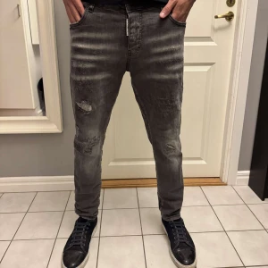 Grå dsquared slim jeans med slitningar - Säljer ett par dsquared jeans i fint skick 