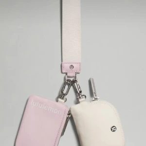 Ljusrosa och vit nyckelknippa Lululemon - Superfin nyckelknippa från Lululemon med två små fickor, en i ljusrosa och en i vitt. . Perfekt för att bära småsaker . Snygg och praktisk accessoar till din outfit. Inte använd någonting, pris kan diskuteras 🩷🥂