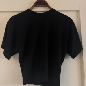 Svart basic t-shirt - Enkel svart t-shirt med figur syd passform. Super snygg och passar till allt ❤️ 
