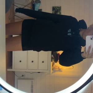 Svart hoodie med blå fjäril The Cool Elephant - Svart oversized hoodie från The Cool Elephant med stor blå fjäril på ryggen och liten logga framtill. Köpt för några år sen på the cool elephants hemsida.💞