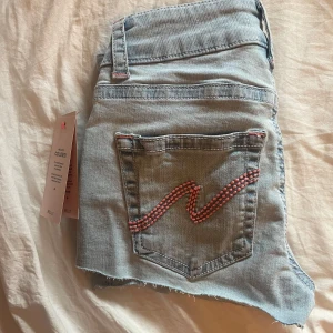 Nelly jeans shorts  - Supersnygga och trendiga jeansshorts med rosa detaljer på fickorna😊 helt oavända med prislapp kvar:) storlek 34💞 nypris 499kr
