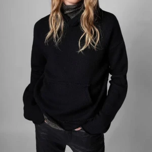 Zadig & Voltaire stickad hoodie - Säljer min stickade hoodie från Zadig & Voltaire i mycket bra skick. Tröjan har stickade detaljer på bland annat armbågarna. Köpt för 4099 kr 💖