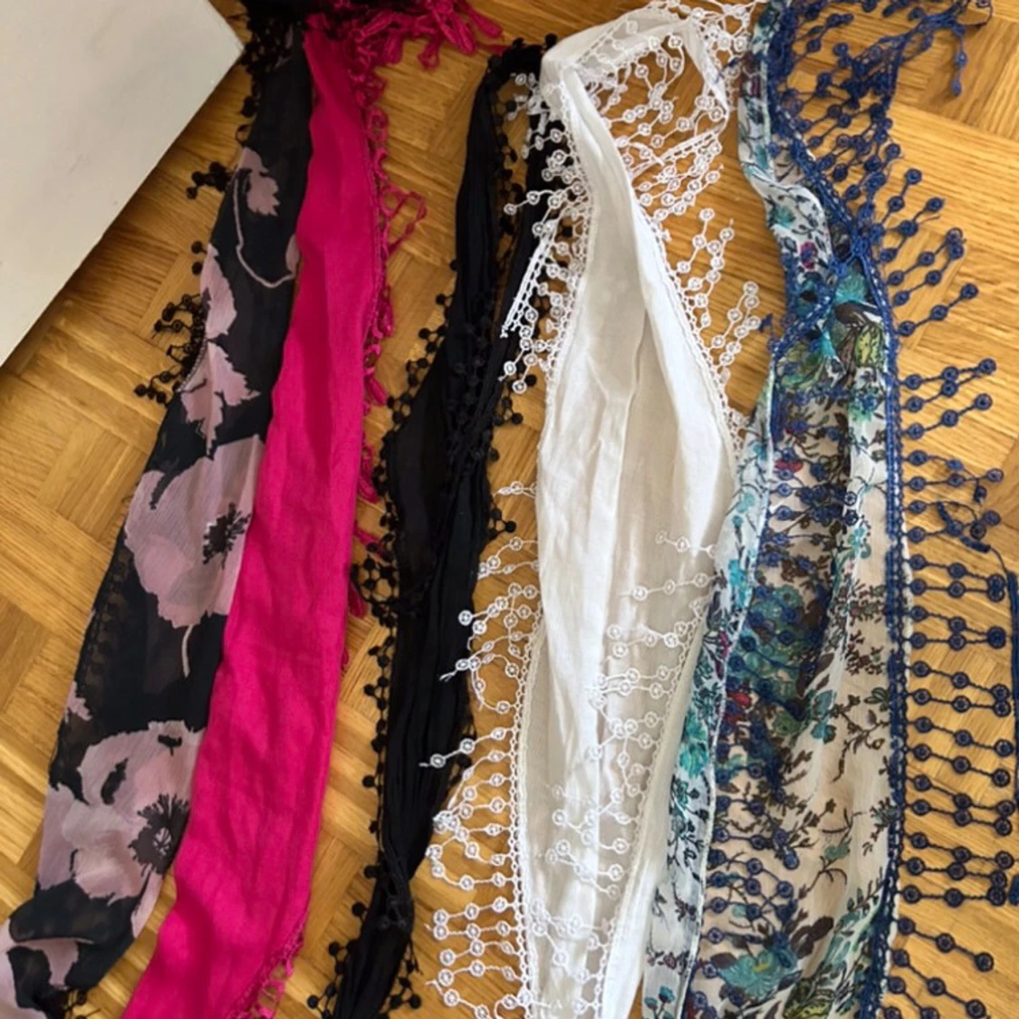Fem tunna halsdukar med spets och mönster - 1