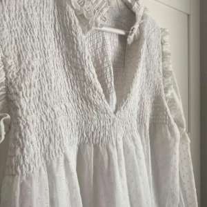 Blus - Vit blis från Zara. Storlek XL men är inte jättestor. Köpt secondhand så har flera defekter o välanvänd.
