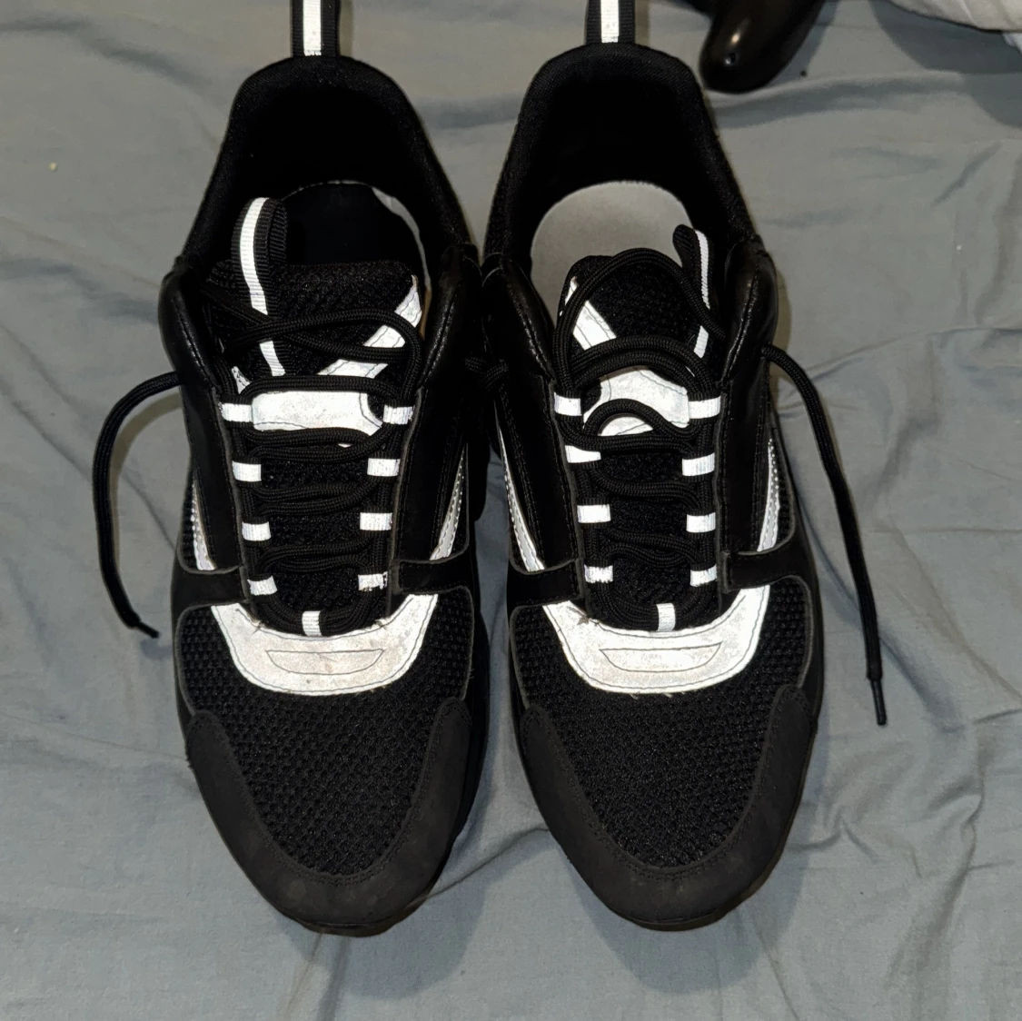 Svarta Dior sneakers med vita detaljer