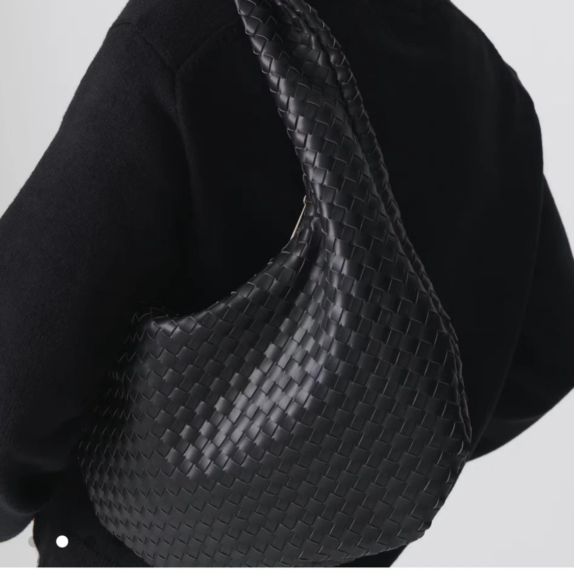 Svart flätad axelväska i skinn - 2
