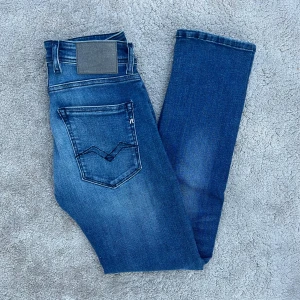 Replay grover  - Säljer nu dessa replay jeans modell grover skick 8/10 vårt pris är 449kr Storlek 27/30 Fraktar spårbart med PostNord 