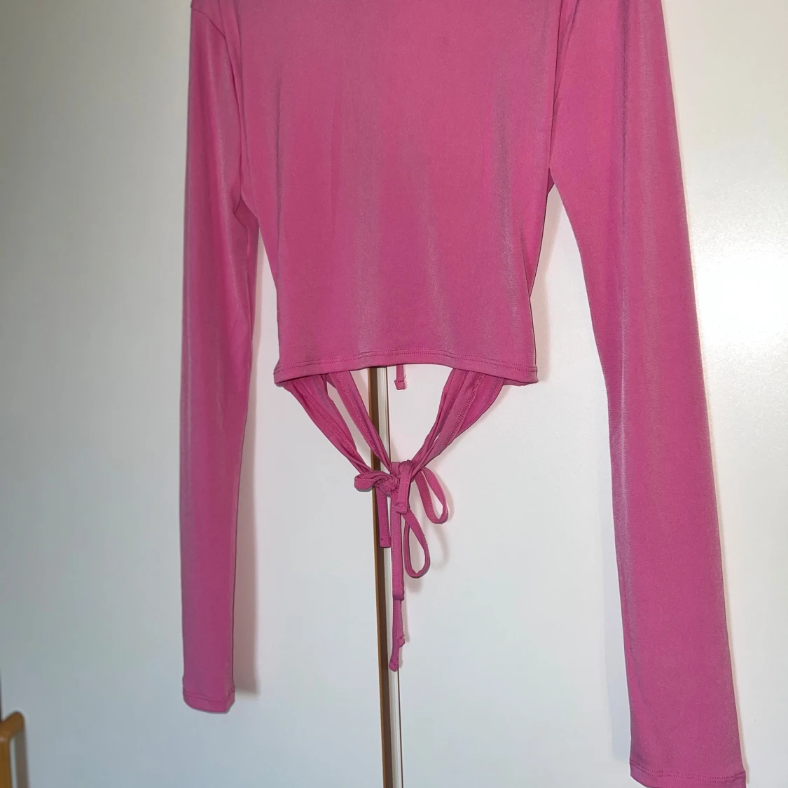 Rosa omlottopp med knyt från NA-KD - 3