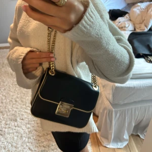 Michael Kors väska - Fin handväska från Michael kors💕jättefint skick och går att ha både ”kort” och ”lång”💕