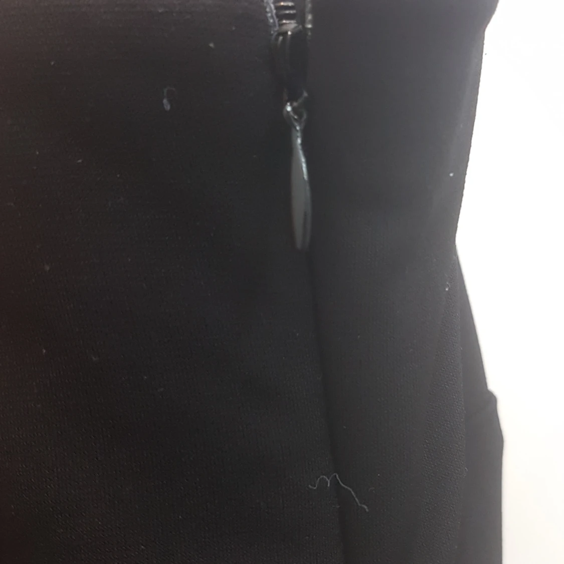 Svart kortklänning med volangkant - 2