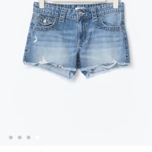 Gina shorts - Super snygga gina young shorts i 170💕 Nypris: 260 kr☺️ De är slutsålda helt slutsålda i 170!