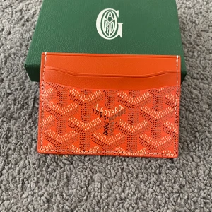 Korthållare (Orange) - Orange korthållare. Får plats med 4 kort. Lådan ingår givetvis. Tar ej emot byten och priset går tyvärr ej att diskuteras. Fråga gärna för fler bilder eller funderingar.