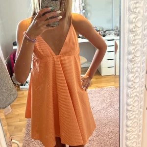 Orange Zara klänning  - Säljer denna trendiga orangea klänning från Zara då den inte kommit till användning. Endast testad men prislappen är borttagen💕strl xs