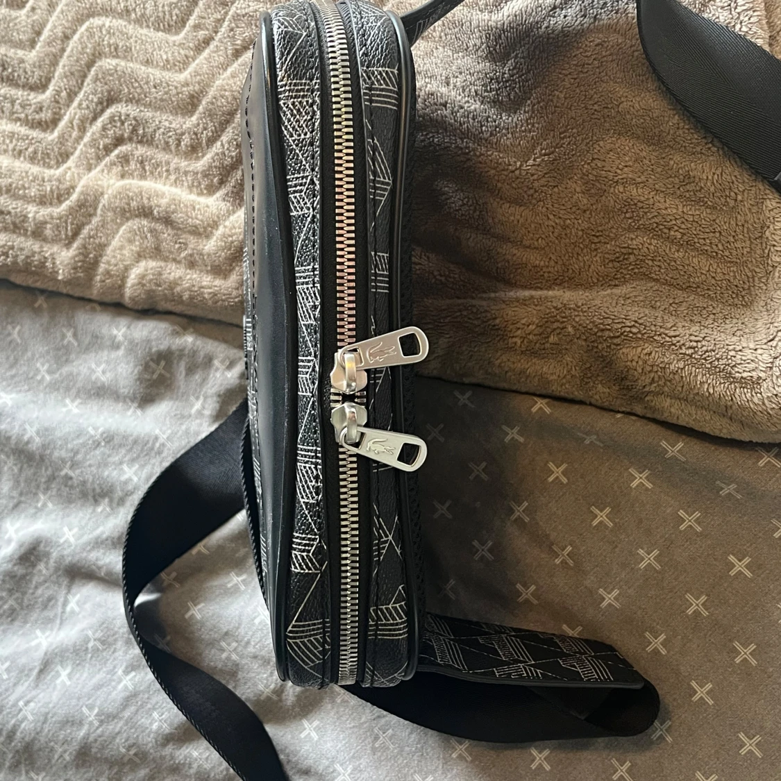 Svart magväska från Lacoste med mönster - 2