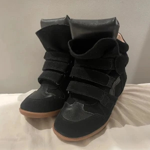 Svarta Isabel Marant  - Intressekoll på mina isabel marant skor, säljer då dom aldrig kommer till användning riktigt💖