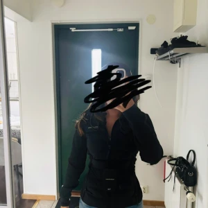 Svart pufferjacka Peak Performance - Säljer en helt ny oanvänd Peak hybridjacka, köpte för 3 500 och söker för endast 1 900. Lappen sitter kvar fortfarande, så jackan är i absolut nyskick. Passar bra för både höst/vår. Storleken är i S fast passar även XS. Priset kan diskuteras. Står ej för frakt 