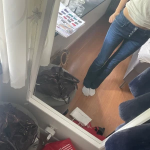Mörkblå bootcut jeans från Only💗 - Snygga mörkblå jeans från Only med bootcut passform och rätt så låg midja. Jeansen har 4 knappt fram till vilket jag tycker är jätte balt, synliga knappar framtill och är tillverkade i mjukt denimtyg. Perfekta för dig som gillar både unika och basic plagg❣️