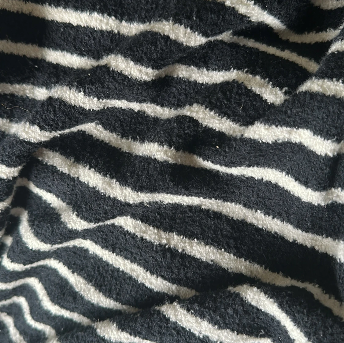 Randig svartvit stickad pikétröja - 2