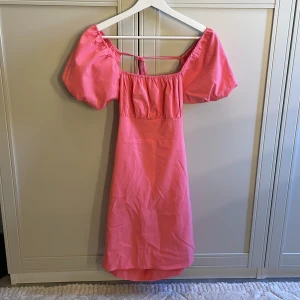 Klänning - Medellång rosa klänning i storlek S med gnyten rygg, från SHEIN. Aldrig använd