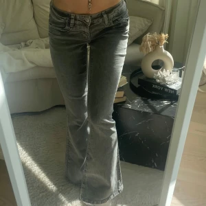 Grå bootcut jeans med låg midja - Snygga grå jeans med bootcut och låg midja. 