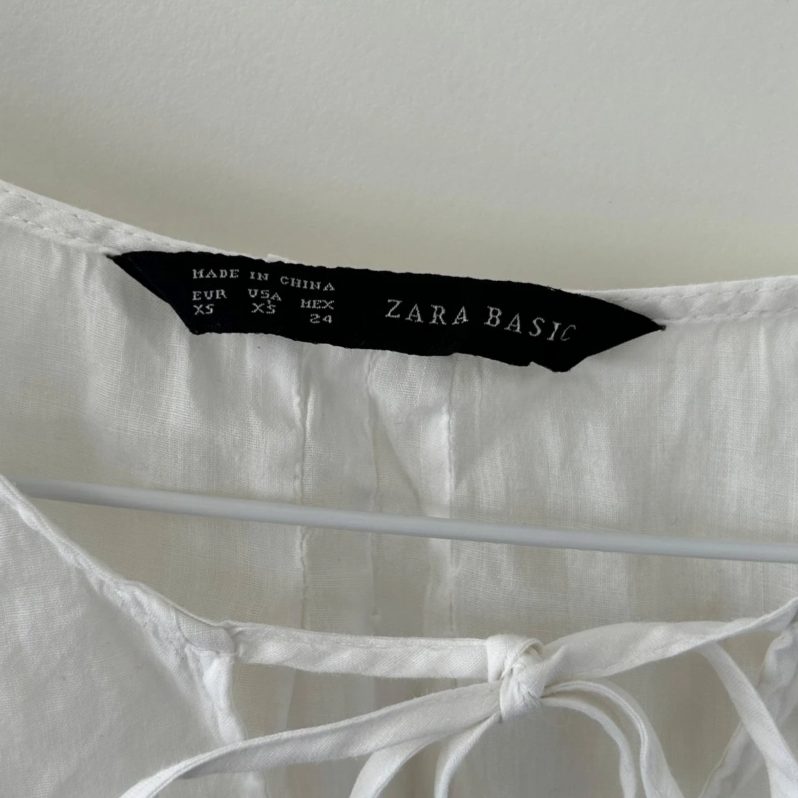 Vit linnetopp med knyt från Zara Basic - 2