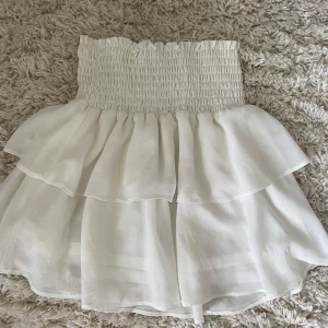 Vit volangkjol med smock - Supersöt vit kortkjol från chelsea. Storlek XS/S💞🫶🏼Kjolen är väldigt stretchig