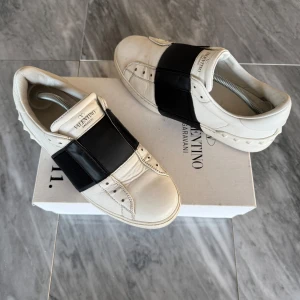 Valentino skor  - Valentino Open - Skick: Använda fåtal gånger - Tillbehör: Valentino kort - Nypris: 6000kr - TrendWardrobe