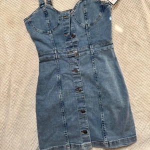 Jeansklänning  - Snygg blå jeansklänning med knappar framtill. Ny med prislapp! 💙