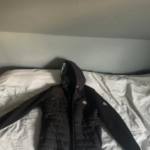 Svart jacka  - Svart. Storlek M.  Prefekt till sommar och vår