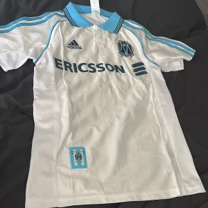 Marseille t shirt fotbollströja  - Säljer min favorit fotbolls tröja då jag växt ut den. T-shirten är väldigt försiktigt använd och är nästan som i nytt skick. 