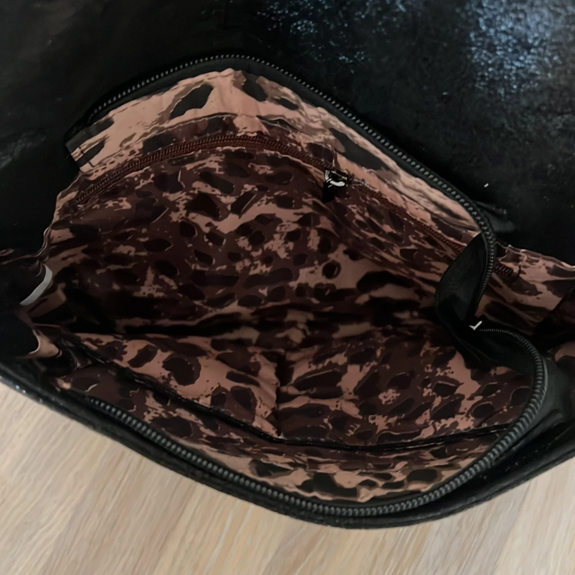 Svart axelväska med kedjedetaljer från Valleycomfy - 1