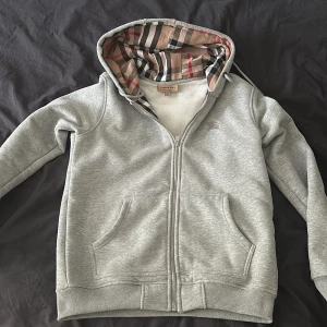 Burberry tröja - Säljer min Burberry tröja som jag köpt här på Plick för ungefär 1 månad sen. Eftersom den är köpt här på Plick kan jag inte 100% garantera äktheten. Eftersom jag inte 100 vet om den är äkta lägger jag ett hyfsat biligt pris. Storleken är M men den är väldigt liten i storleken så snarare åt S hållet. Tröjan är i väldigt bra skick. Hör av er om ni undrar något🤪🤪