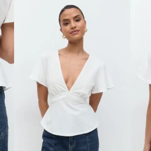 Gina tricot tie top - Kortärmad knyttopp med djup v-ringning från Gina tricot i storlek Xs. Toppen är vit och har knytning i midjan. Superfin sommar top som tyvärr har blivit för liten. Sparsamt använd  🌻✨⭐️