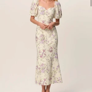 Adoore klänning - Säljer nu min klänning från adoore som jag köpte förra sommaren som är helt slutsåld. Den har bara använts 1 gång. öppen rygg med knyt och slits bak. Perfekt för sommarens tillfällen🩷